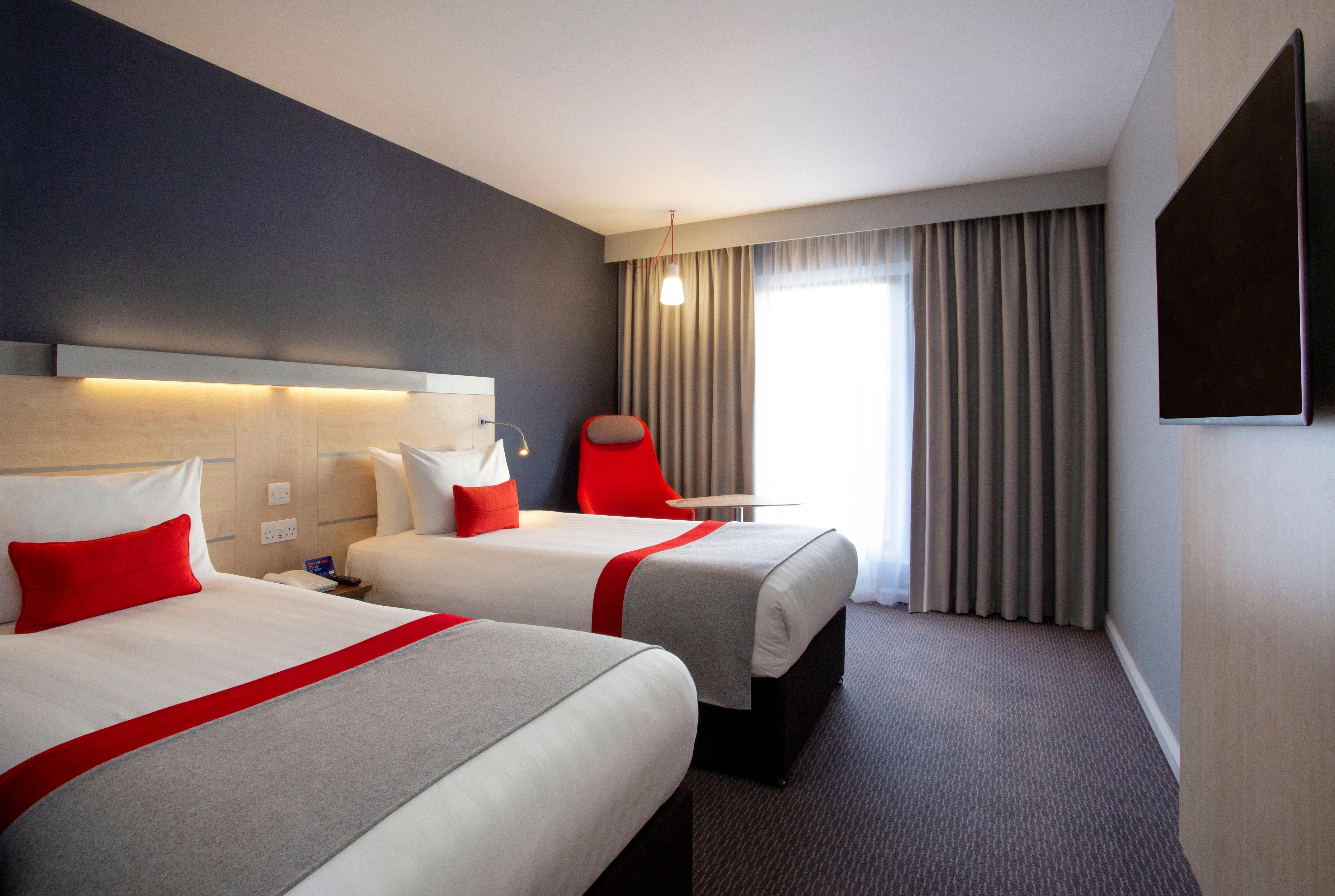 Holiday Inn Express Cheltenham Town Centre By Ihg Bagian luar foto