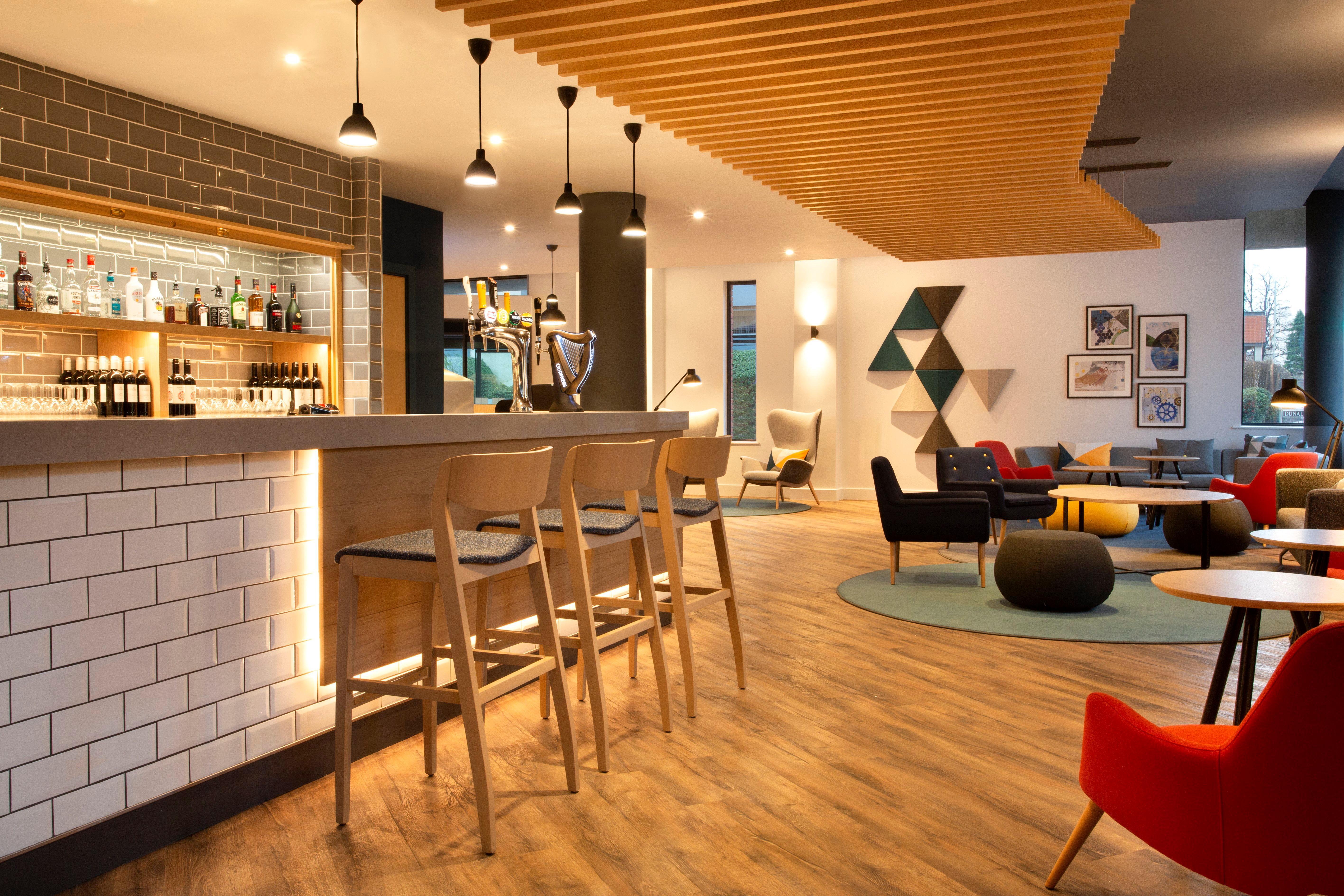 Holiday Inn Express Cheltenham Town Centre By Ihg Bagian luar foto