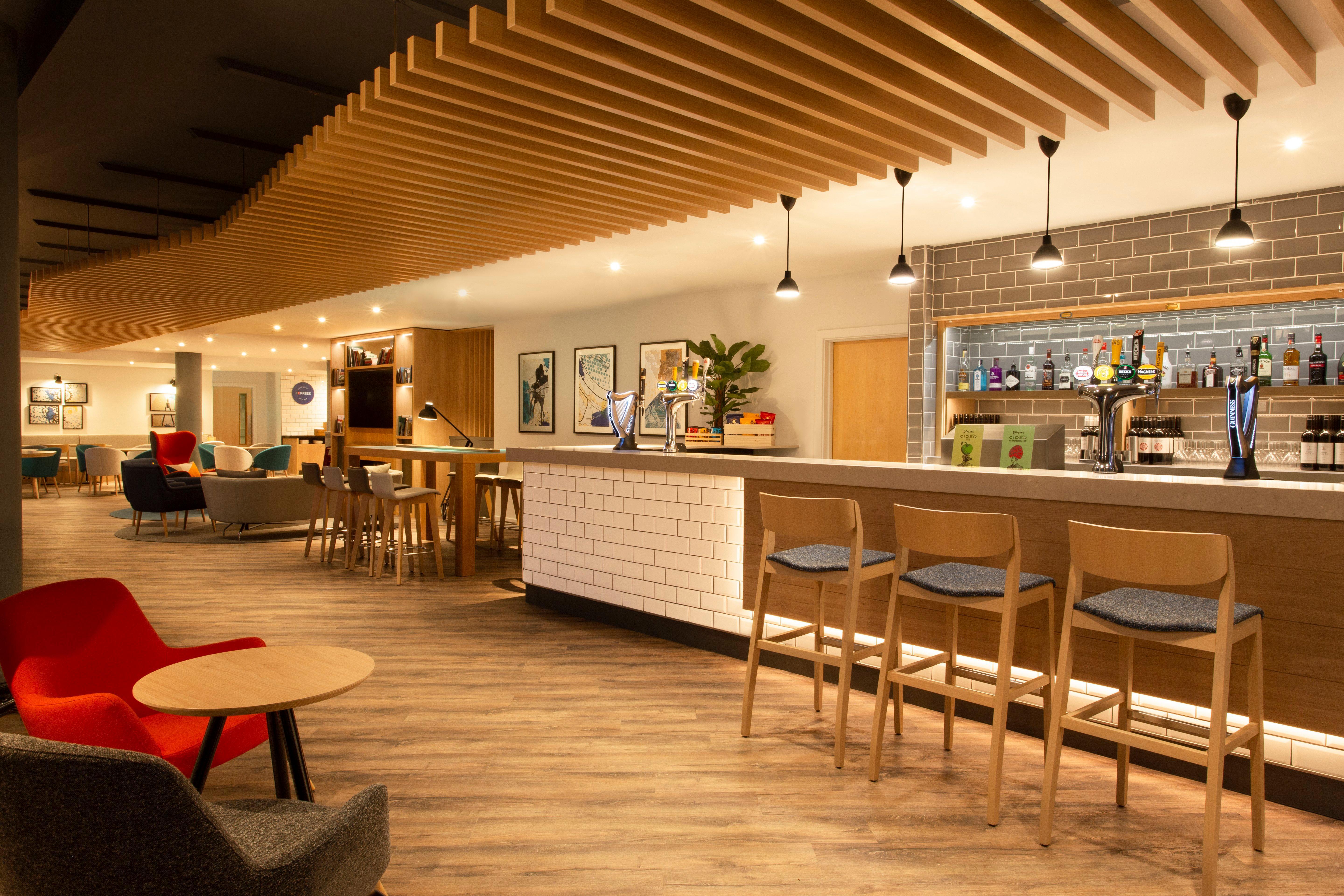 Holiday Inn Express Cheltenham Town Centre By Ihg Bagian luar foto