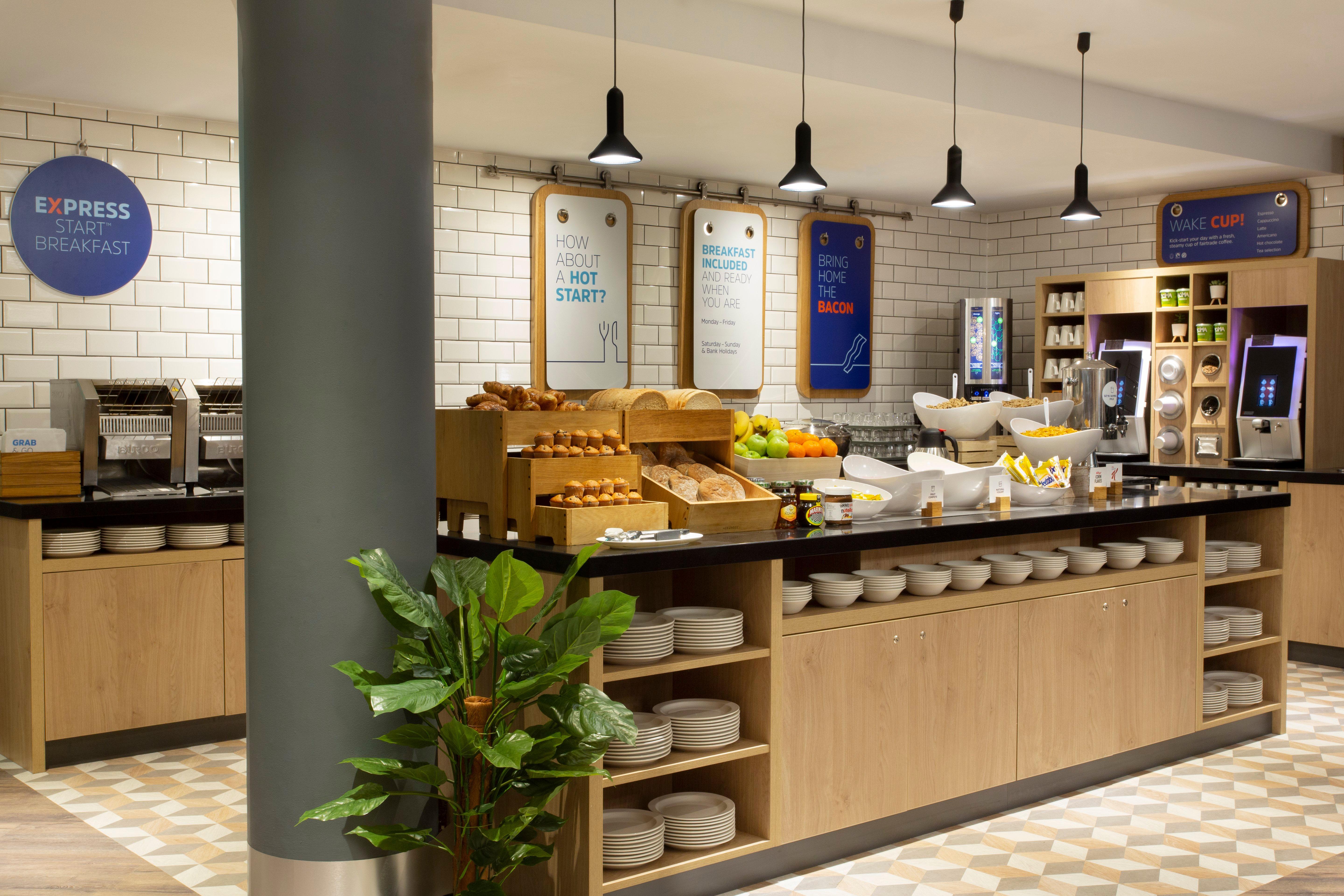 Holiday Inn Express Cheltenham Town Centre By Ihg Bagian luar foto