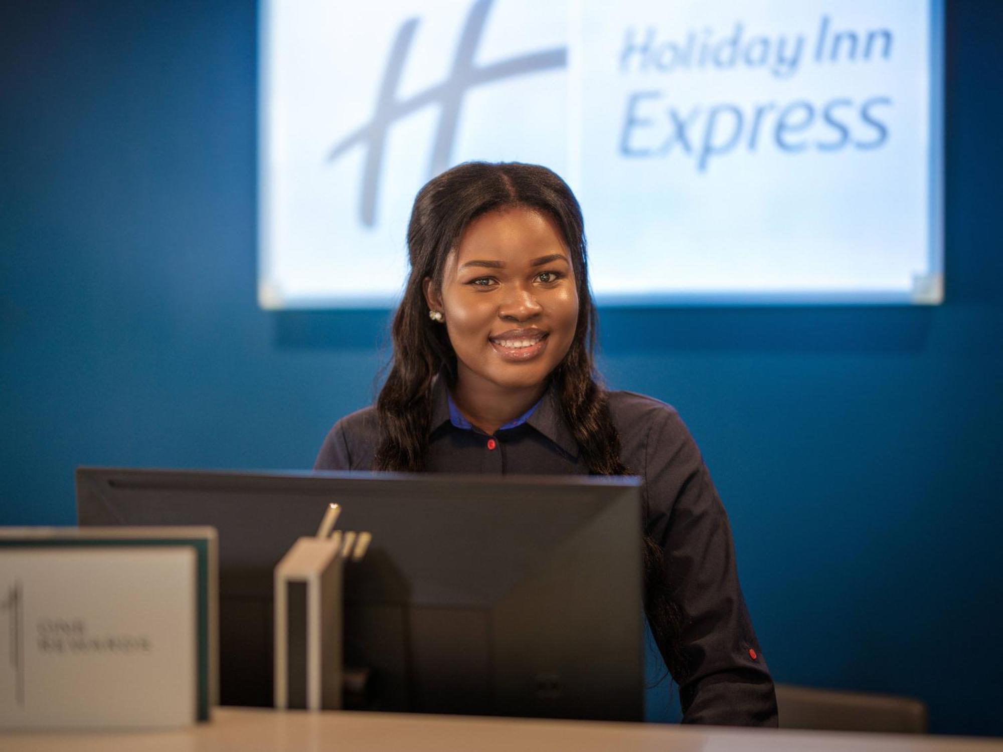 Holiday Inn Express Cheltenham Town Centre By Ihg Bagian luar foto