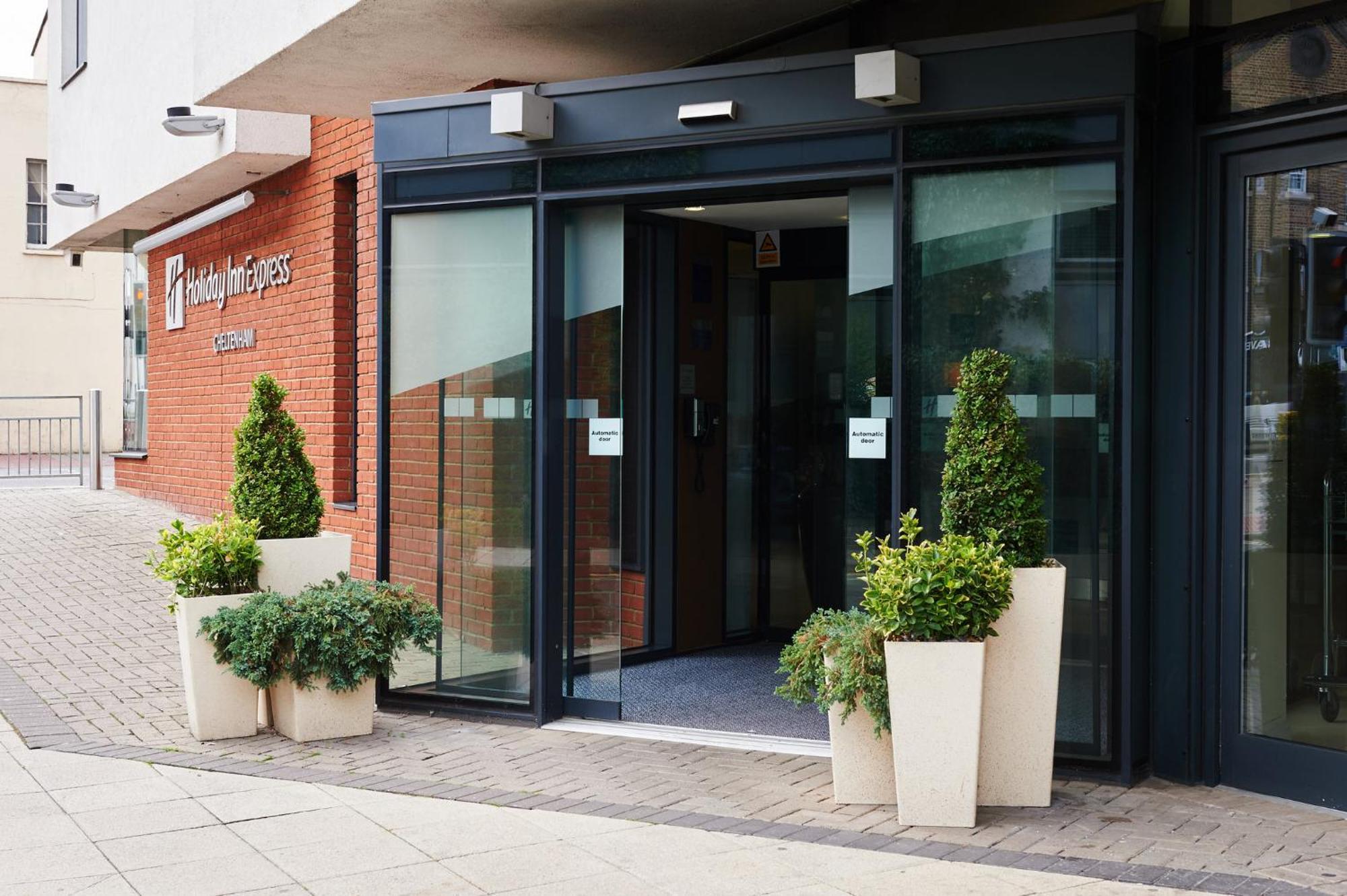 Holiday Inn Express Cheltenham Town Centre By Ihg Bagian luar foto